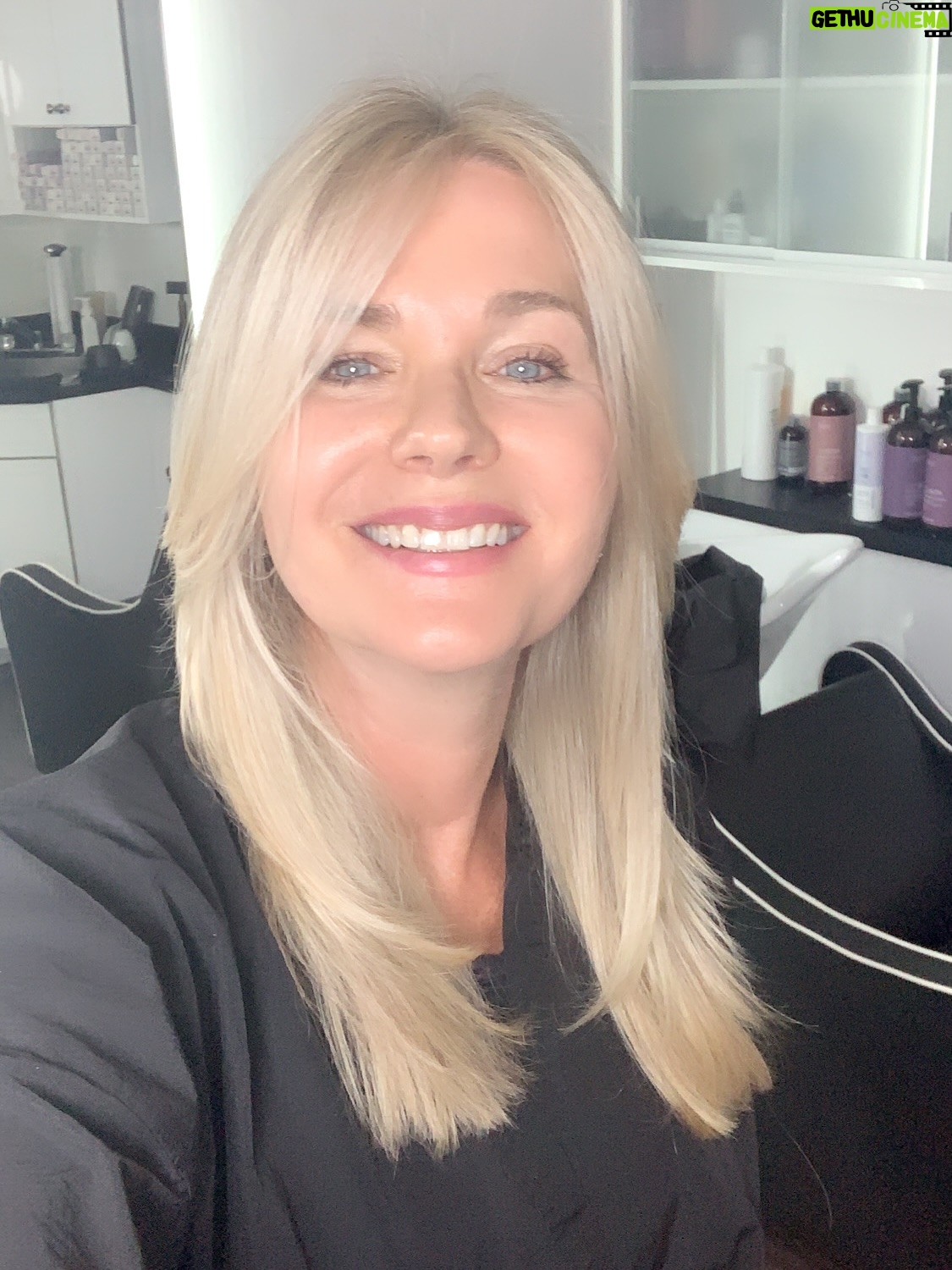 Sonya Smith - 18.3K Likes - Saludos a todos y feliz inicio de mes!!!! Iniciando septiembre, con un cambio, dejando atrás a “Pilar” y enfocándome en nuevos horizontes. Gracias nuevamente a mi querido @javiermathews que con su talento, buena vibra y amor, saca lo mejor de uno cuando te hace un cambio de look!! Besos los quiero!!! 💜🌸💜🌸💜🌸#gratitude #gratitud #cambiodelook💇‍♀️ #lookinggoodfeelinggood #changesarecoming #changestartswithyou