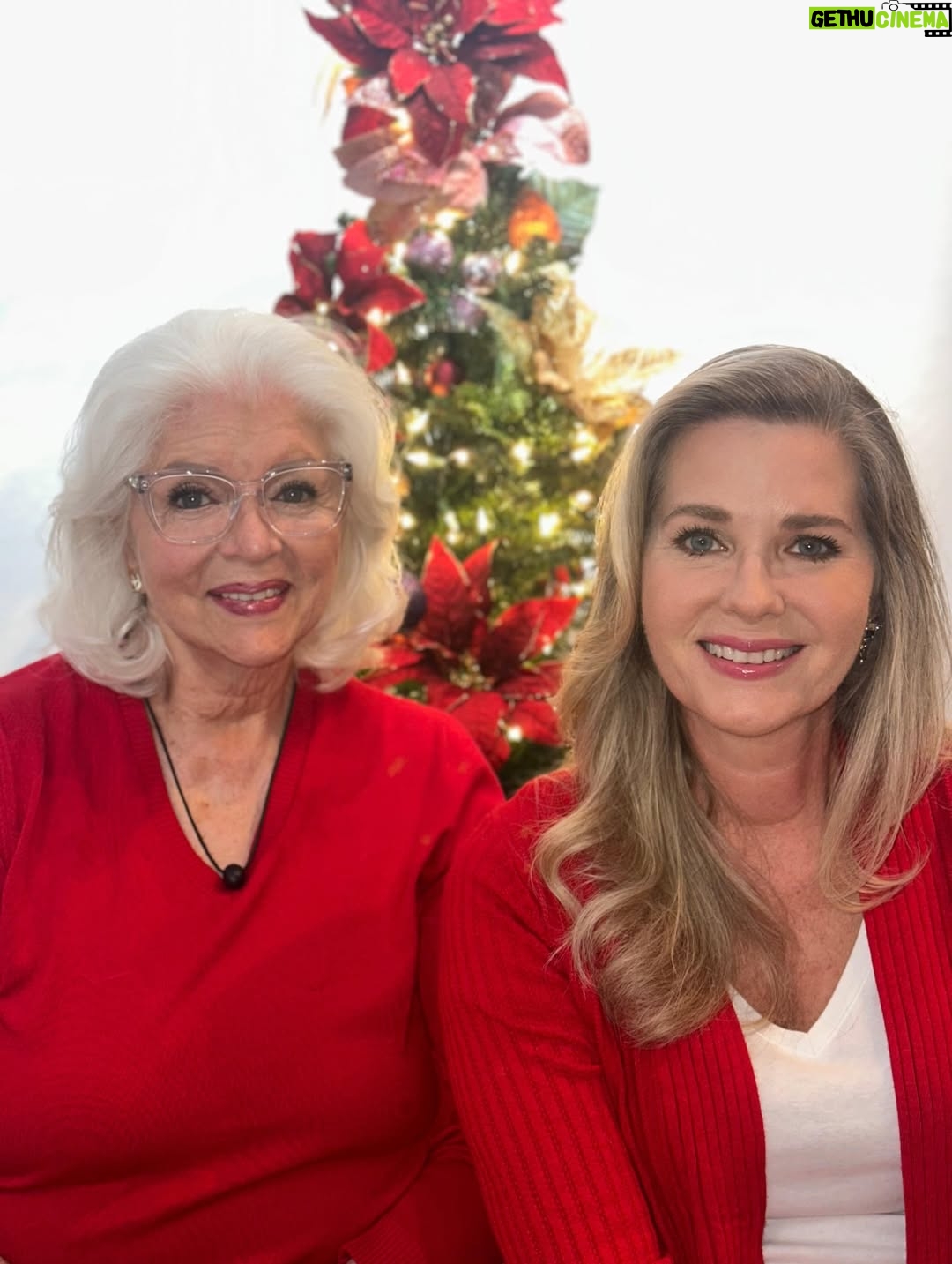 Sonya Smith - 16.8K Likes - Deseándoles a todos una muy feliz Nochebuena y que tengan un hermoso día de Navidad!!!
Deseando que estén rodeados de sus seres queridos compartiendo en armonía. Que esta Navidad sea un momento de agradecimiento y de introspección donde demos gracias!!
Les mando un gran abrazo y mis mejores deseos. Los quiero mucho. Gracias por su apoyo y tanto cariño.!!🥂🎁🤗🥂🎁🤗🥂🎁🤗