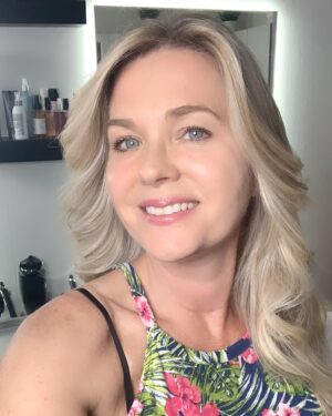 Sonya Smith Instagram - Feliz sábado a todos!!! Gracias mi querido @javiermathews, que Dios bendiga tus manos siempre. Además de ser un excelente profesional, eres un ser humano maravilloso. Gracias por tu amistad. Hoy tocó hacer un retoque del cabello para mantener la continuidad de mi personaje “Pilar Márquez” a quien conocerán a partir de este lunes 19 de mayo  a las 9:00 pm/ 8:00 pm centro por @telemundo. #velvetelnuevoimperio. No se la pueden perder!!! #gratitude #gratitud #amolaactuacion #acting #seriesenespañol #series #sonyasmith