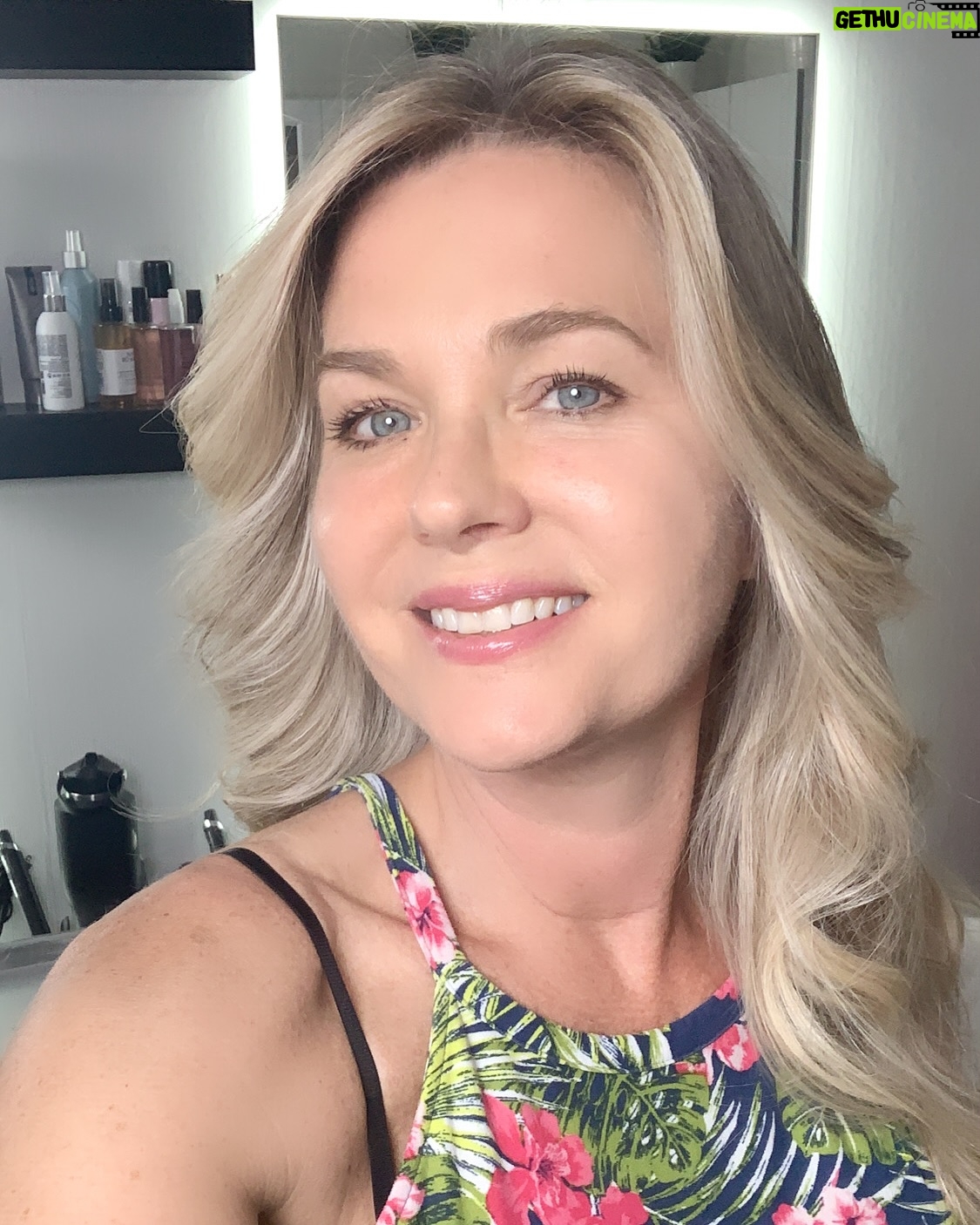 Sonya Smith - 24.2K Likes - Feliz sábado a todos!!! Gracias mi querido @javiermathews, que Dios bendiga tus manos siempre. Además de ser un excelente profesional, eres un ser humano maravilloso. Gracias por tu amistad. Hoy tocó hacer un retoque del cabello para mantener la continuidad de mi personaje “Pilar Márquez” a quien conocerán a partir de este lunes 19 de mayo  a las 9:00 pm/ 8:00 pm centro por @telemundo. #velvetelnuevoimperio. No se la pueden perder!!! #gratitude #gratitud #amolaactuacion #acting #seriesenespañol #series #sonyasmith