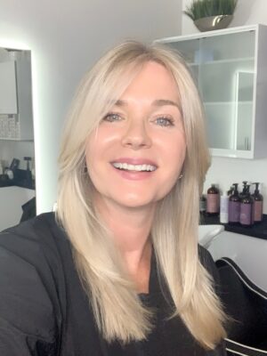 Sonya Smith Instagram - Saludos a todos y feliz inicio de mes!!!! Iniciando septiembre, con un cambio, dejando atrás a “Pilar” y enfocándome en nuevos horizontes. Gracias nuevamente a mi querido @javiermathews que con su talento, buena vibra y amor, saca lo mejor de uno cuando te hace un cambio de look!! Besos los quiero!!! 💜🌸💜🌸💜🌸#gratitude #gratitud #cambiodelook💇‍♀️ #lookinggoodfeelinggood #changesarecoming #changestartswithyou