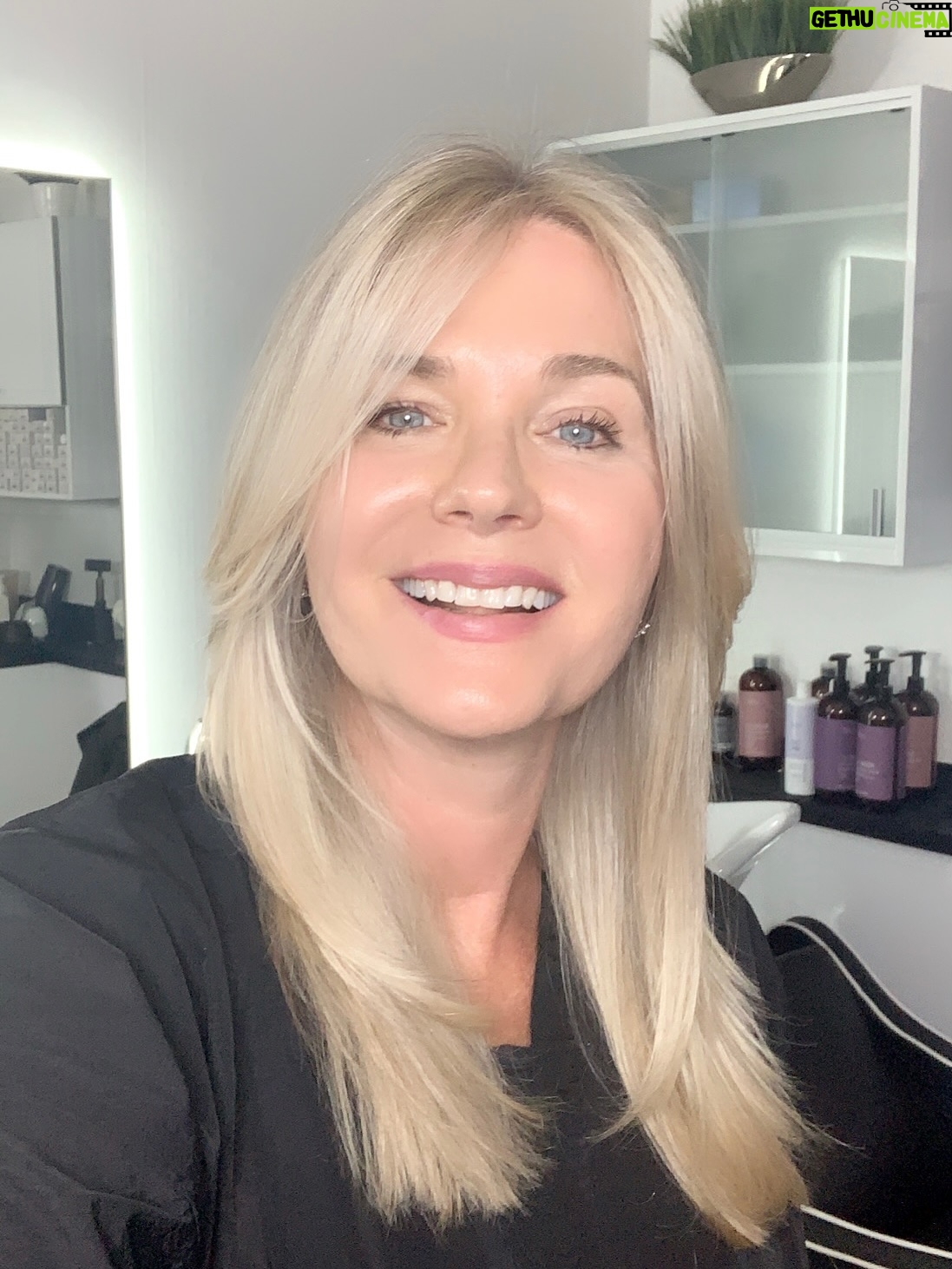 Sonya Smith - 18.3K Likes - Saludos a todos y feliz inicio de mes!!!! Iniciando septiembre, con un cambio, dejando atrás a “Pilar” y enfocándome en nuevos horizontes. Gracias nuevamente a mi querido @javiermathews que con su talento, buena vibra y amor, saca lo mejor de uno cuando te hace un cambio de look!! Besos los quiero!!! 💜🌸💜🌸💜🌸#gratitude #gratitud #cambiodelook💇‍♀️ #lookinggoodfeelinggood #changesarecoming #changestartswithyou