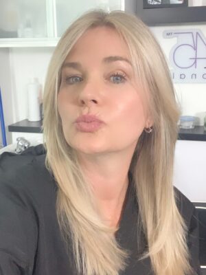 Sonya Smith Instagram - Saludos a todos y feliz inicio de mes!!!! Iniciando septiembre, con un cambio, dejando atrás a “Pilar” y enfocándome en nuevos horizontes. Gracias nuevamente a mi querido @javiermathews que con su talento, buena vibra y amor, saca lo mejor de uno cuando te hace un cambio de look!! Besos los quiero!!! 💜🌸💜🌸💜🌸#gratitude #gratitud #cambiodelook💇‍♀️ #lookinggoodfeelinggood #changesarecoming #changestartswithyou
