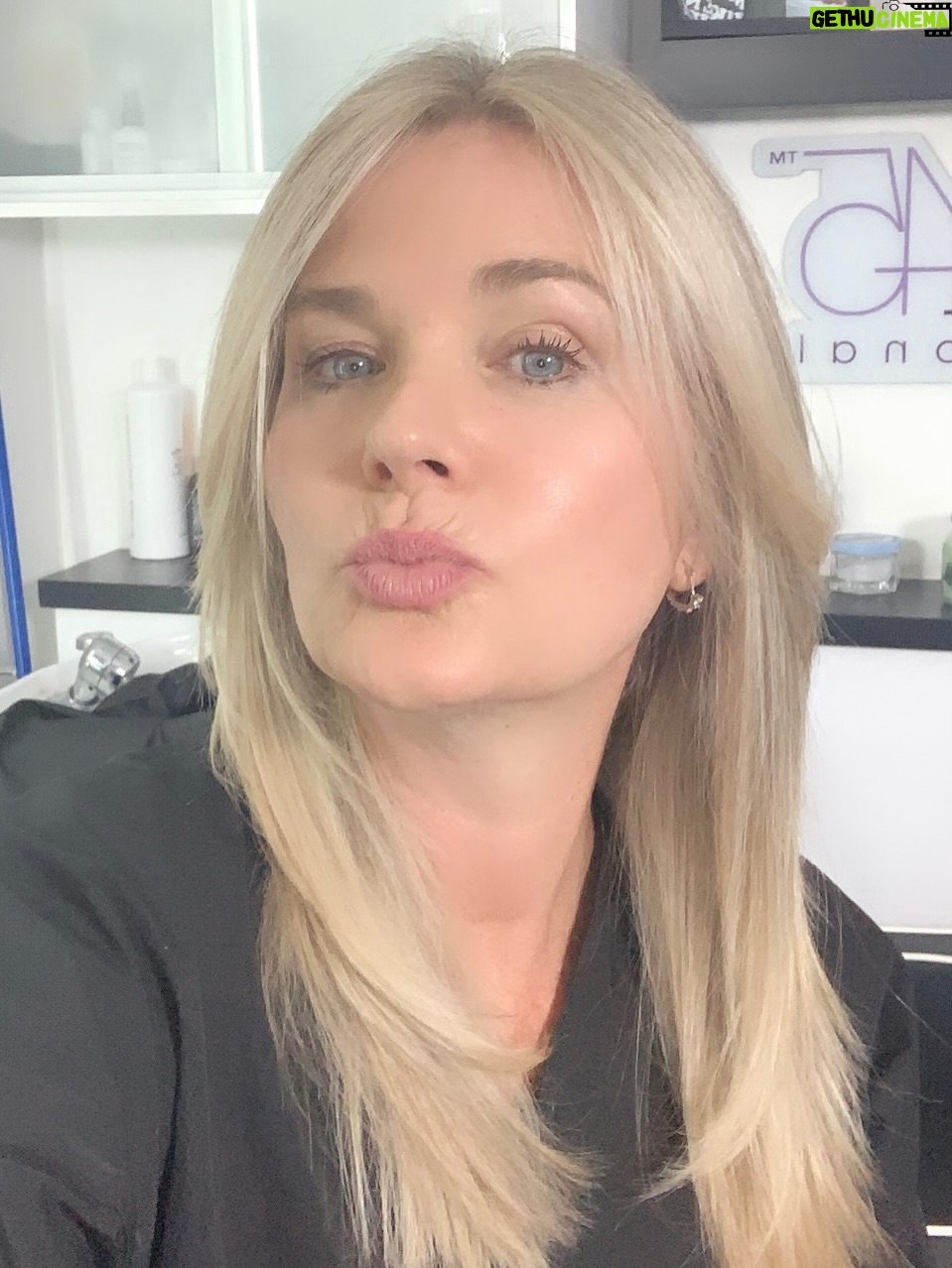 Sonya Smith - 18.3K Likes - Saludos a todos y feliz inicio de mes!!!! Iniciando septiembre, con un cambio, dejando atrás a “Pilar” y enfocándome en nuevos horizontes. Gracias nuevamente a mi querido @javiermathews que con su talento, buena vibra y amor, saca lo mejor de uno cuando te hace un cambio de look!! Besos los quiero!!! 💜🌸💜🌸💜🌸#gratitude #gratitud #cambiodelook💇‍♀️ #lookinggoodfeelinggood #changesarecoming #changestartswithyou