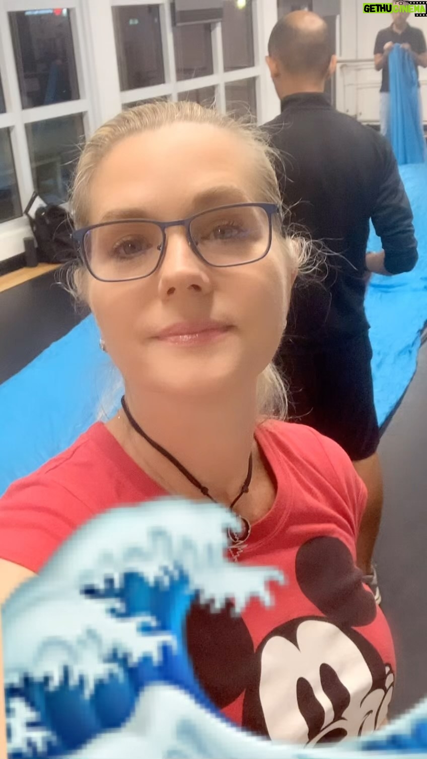 Sonya Smith - 10.3K Likes - Feliz noche a todos!!! llevo tiempo que no paso por aquí a saludar pero aquí estoy de nuevo.🤗🤗🤗Emocionadísima ensayando nuevamente esta bella obra “La Tempestad” de William Shakespeare, pero esta versión es para niños. Muy feliz de volver a estar con mis compañeros y seguir haciendo  una de las cosas  que más me gusta !!! Actuar #ilovethetheatre #amorlteatro #gratitud  #gratitude🙏 #actorslife🎭 #amoactuar