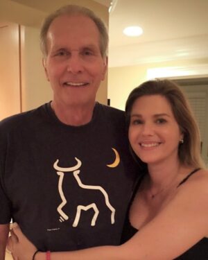Sonya Smith Instagram - Feliz domingo a todos!!! Y una felicitación especial  a todos esos hombres maravillosos que se han dedicado a desempeñar la tarea de ser papá. Mi admiración y respeto para cada uno de ustedes. El ser padre no es una tarea fácil, implica dedicación, amor, disciplina, y presencia. El saber enseñar y guiar a través del ejemplo, a pesar de tener fallos como seres humanos que somos… Y a ti papá te celebro, te agradezco  cada gesto, cada momento que me has dedicado. Te doy gracias por guiarme, cuidarme y enseñarme tantas cosas. Me siento muy afortunada de tenerte Y por todas las enseñanzas que he recibido de ti! I love you dad, now and always! 
 Deseando que  los apapachen y lo celebren como merecen en este día especial. Reciban un abrazo con mucho cariño de mi parte. #felizdíadelpadre #felizdiadelpadre❤️ #happyfathersday #padres #happyfathersday❤️#gratitude #gratitud #happysunday #happyweekend 💜🤗💜🤗💜🤗