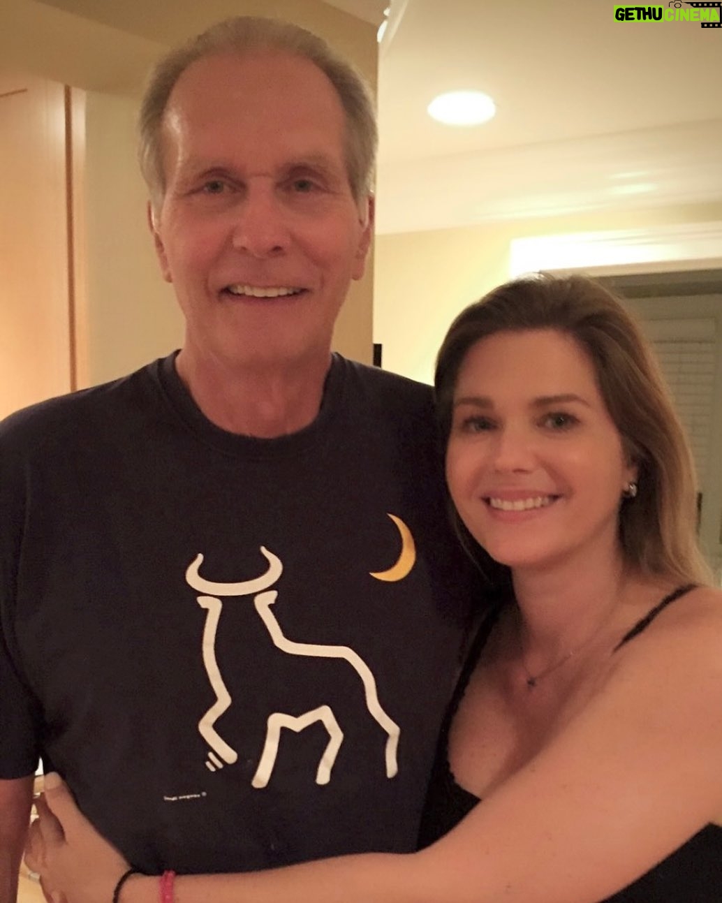 Sonya Smith - 13.4K Likes - Feliz domingo a todos!!! Y una felicitación especial  a todos esos hombres maravillosos que se han dedicado a desempeñar la tarea de ser papá. Mi admiración y respeto para cada uno de ustedes. El ser padre no es una tarea fácil, implica dedicación, amor, disciplina, y presencia. El saber enseñar y guiar a través del ejemplo, a pesar de tener fallos como seres humanos que somos… Y a ti papá te celebro, te agradezco  cada gesto, cada momento que me has dedicado. Te doy gracias por guiarme, cuidarme y enseñarme tantas cosas. Me siento muy afortunada de tenerte Y por todas las enseñanzas que he recibido de ti! I love you dad, now and always! 
 Deseando que  los apapachen y lo celebren como merecen en este día especial. Reciban un abrazo con mucho cariño de mi parte. #felizdíadelpadre #felizdiadelpadre❤️ #happyfathersday #padres #happyfathersday❤️#gratitude #gratitud #happysunday #happyweekend 💜🤗💜🤗💜🤗