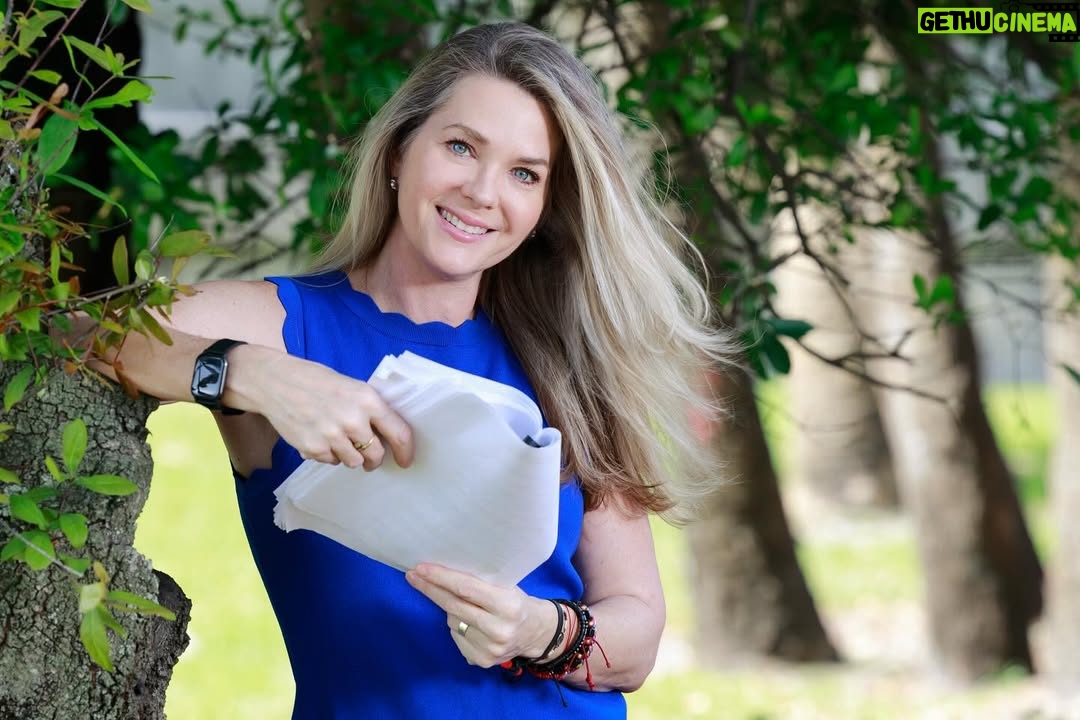 Sonya Smith - 10.6K Likes - Feliz jueves a todos!!!.Pasaba por aquí a saludarlos después de estar desaparecida por un tiempo….yo por aquí preparándome para otra nueva aventura…. Qué creen que sea?. Los leo 🤓🤓🤓🤓Gracias a mi talentoso amigo @esegoviaphotography por capturar este lindo momento🤗🤗🤗#thursday #jueves #gratitud #gratitude🙏 #nuevosproyectos #newproyect #iloveacting #amolaactuación