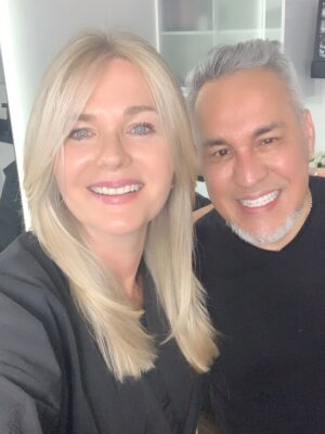 Sonya Smith Instagram - Saludos a todos y feliz inicio de mes!!!! Iniciando septiembre, con un cambio, dejando atrás a “Pilar” y enfocándome en nuevos horizontes. Gracias nuevamente a mi querido @javiermathews que con su talento, buena vibra y amor, saca lo mejor de uno cuando te hace un cambio de look!! Besos los quiero!!! 💜🌸💜🌸💜🌸#gratitude #gratitud #cambiodelook💇‍♀️ #lookinggoodfeelinggood #changesarecoming #changestartswithyou