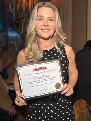 Sonya Smith Instagram - Muchas gracias a @kdproductionsoficial por este lindo reconocimiento, de la revista “CONEXIONES” ha  sido un honor ser incluida en este grupo de personas talentosas que dejan en alto a la comunidad latina! Un abrazo!!!🤗🤗🤗🤗