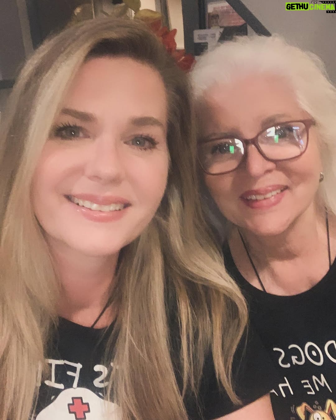 Sonya Smith - 30.3K Likes - Una vuelta más alrededor del sol madre amada!!!Teniendo la dicha de compartir con mi maravillosa madre un año más de vida! Feliz cumpleaños mamá, gracias por darme la vida y por ser una mujer tan maravillosa en todos los aspectos. Love you to the moon and back infinite times!!! Happy Birthday Má!!!🎁🎊🎀🥳🥰🎂⭐️ #happybirthday #felizcumpleaños #teamomadre #loveyoumom #gratitude #gratitud #amor #love #felicidad #happiness