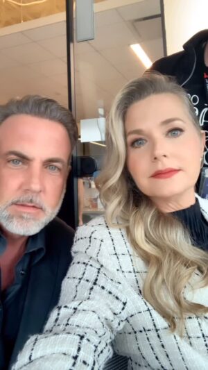 Sonya Smith Instagram - Hola a todos Feliz martes!!! aquí les dejo un saludito con mi “hermano” @poncecarlos1 que andaríamos tramando ese día de grabación? Gracias a @belloestilo86 por siempre mantener a “Pilar” de punta en blanco.😉#series #telemundo #velvetelnuevoimperio #gratitud #gratitude