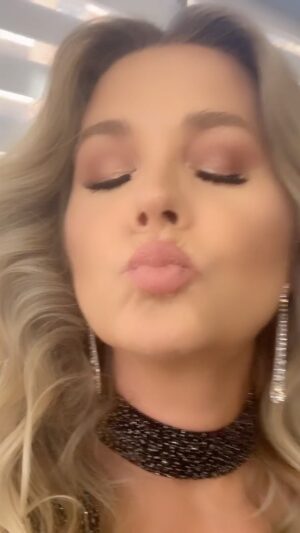 Sonya Smith Instagram - Hola a todos! Feliz viernes! Ya mañana es nochebuena y quería pase por aquí a dejarles un saludo y un vídeo de cosas por venir! Los quiero!!! Que tengan un hermoso fin de semana en familia y que pasen una maravillosa navidad!🎄❄️☃️✨🎄❄️✨☃️🎄❄️✨☃️ #blessedandgrateful #bendecida #felicesfiestas🎄 #happyholidays2022 #gratitud #gratitude
