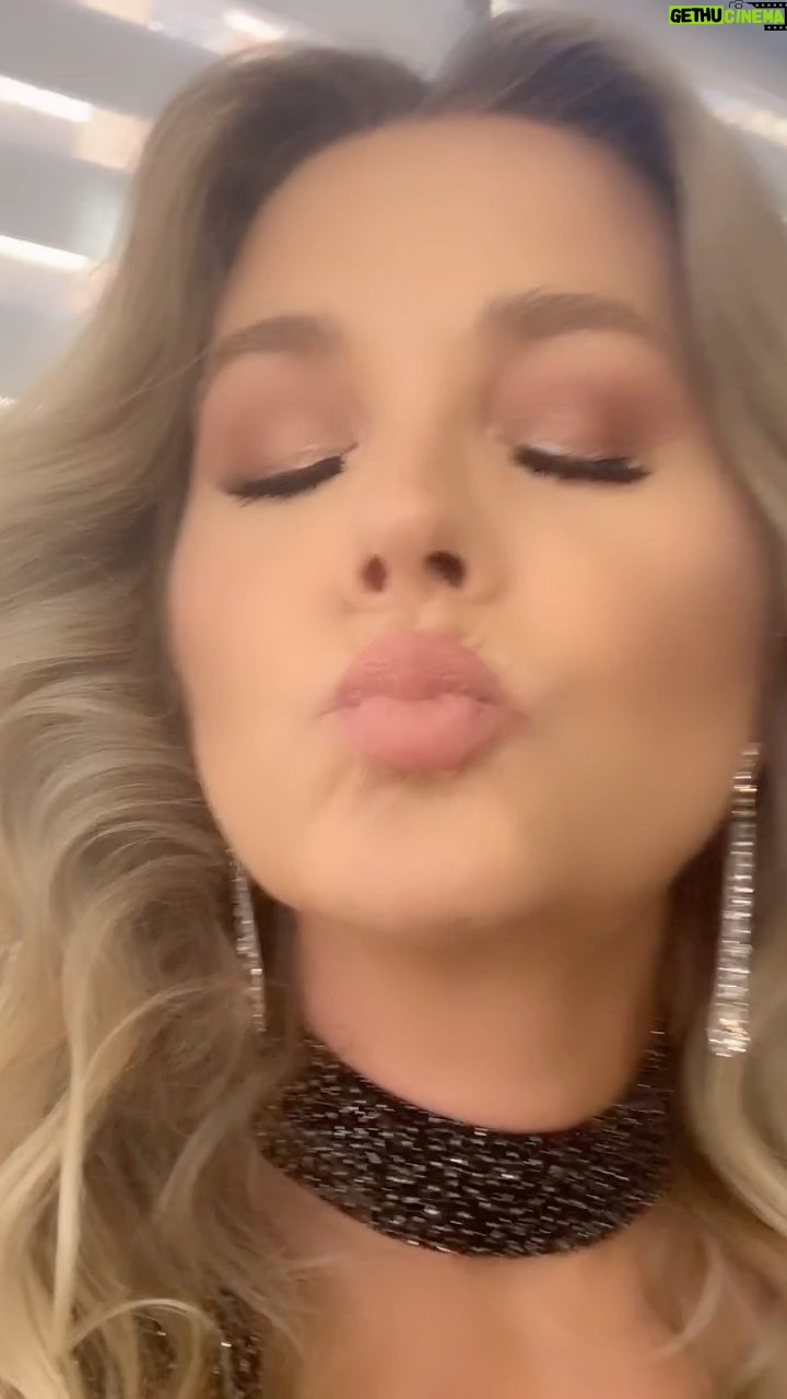 Sonya Smith - 6.4K Likes - Hola a todos! Feliz viernes! Ya mañana es nochebuena y quería pase por aquí a dejarles un saludo y un vídeo de cosas por venir! Los quiero!!! Que tengan un hermoso fin de semana en familia y que pasen una maravillosa navidad!🎄❄️☃️✨🎄❄️✨☃️🎄❄️✨☃️ #blessedandgrateful #bendecida #felicesfiestas🎄 #happyholidays2022 #gratitud #gratitude
