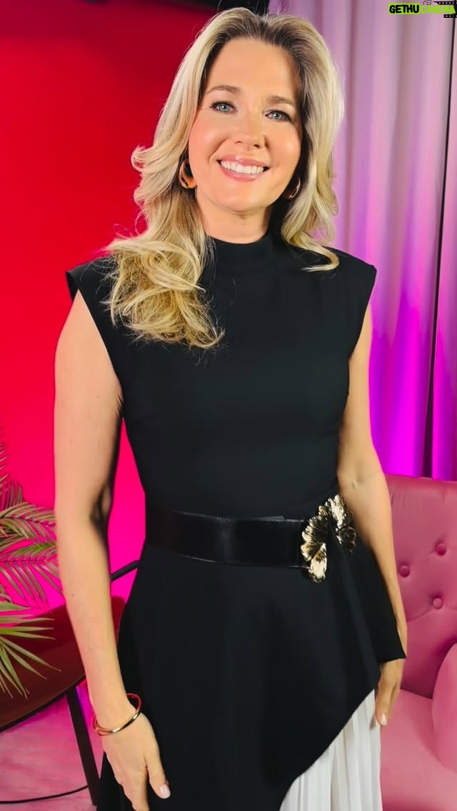 Sonya Smith - 9.4K Likes - Feliz día a todos! Me encantaron estos looks! Gracias Carol de @carolboutique_doral por tan hermosa ropa, muy cómoda, elegante y casual! 😊💜😊💜 #carolboutique_doral #fashion #gratitud