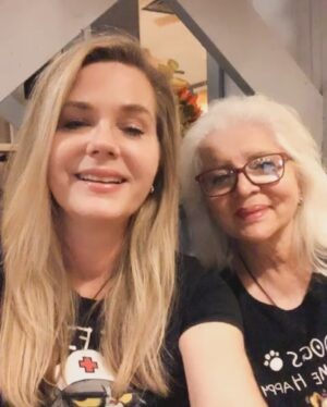 Sonya Smith Instagram - Una vuelta más alrededor del sol madre amada!!!Teniendo la dicha de compartir con mi maravillosa madre un año más de vida! Feliz cumpleaños mamá, gracias por darme la vida y por ser una mujer tan maravillosa en todos los aspectos. Love you to the moon and back infinite times!!! Happy Birthday Má!!!🎁🎊🎀🥳🥰🎂⭐️ #happybirthday #felizcumpleaños #teamomadre #loveyoumom #gratitude #gratitud #amor #love #felicidad #happiness
