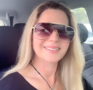 Sonya Smith Instagram - Feliz sábado a todos!!!! Paso por aquí a saludarles y a desearles un hermoso día.😎😎😎Vienen sorpresas como les comenté anteriormente.😉Les mando muchos besos!!!! Los quiero.😘😘😘😘 #sábado #saturday #findesemana #happyweekend #gratitud #gratitude #joy #felicidad #vienelomejor #thebestisyettocome 💜🌸💜🌸💜