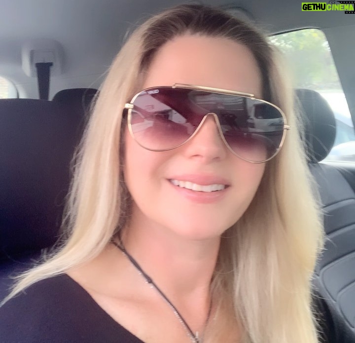 Sonya Smith - 6.6K Likes - Feliz sábado a todos!!!! Paso por aquí a saludarles y a desearles un hermoso día.😎😎😎Vienen sorpresas como les comenté anteriormente.😉Les mando muchos besos!!!! Los quiero.😘😘😘😘 #sábado #saturday #findesemana #happyweekend #gratitud #gratitude #joy #felicidad #vienelomejor #thebestisyettocome 💜🌸💜🌸💜