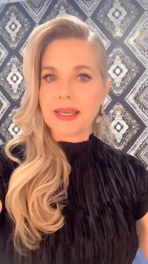 Sonya Smith Instagram - Feliz miércoles!!! El ombligo de la semana! Pasaba por aquí a saludarlos y a contarles algunos de los detrás de cámaras que suceden cuando uno está grabando. Muchas veces cuando tienes llamado, puedes llegar y grabar rápidamente… peeerooo  hay otros momentos en que no.😂😂😂 #acting #velvetelnuevoimperio #gratitud #series #telemundo #telemundoseries