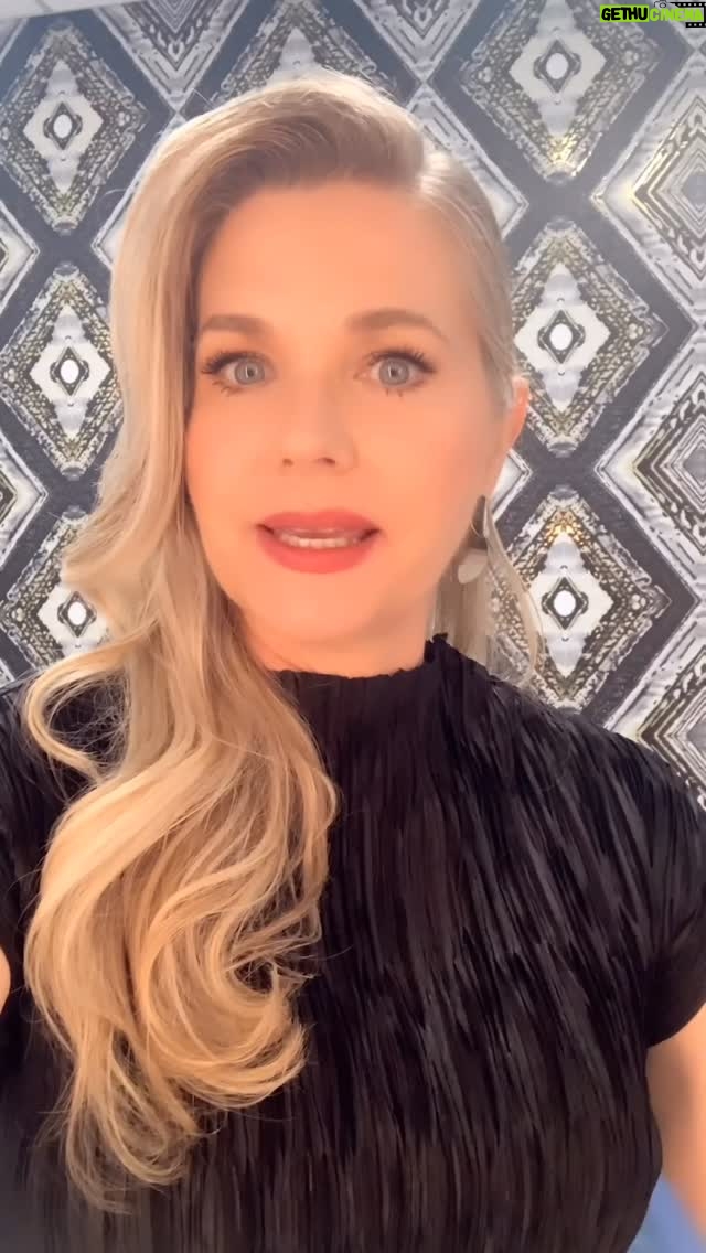 Sonya Smith - 5.6K Likes - Feliz miércoles!!! El ombligo de la semana! Pasaba por aquí a saludarlos y a contarles algunos de los detrás de cámaras que suceden cuando uno está grabando. Muchas veces cuando tienes llamado, puedes llegar y grabar rápidamente… peeerooo  hay otros momentos en que no.😂😂😂 #acting #velvetelnuevoimperio #gratitud #series #telemundo #telemundoseries