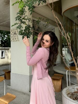 Sophia Albarakbah Instagram - 💛🩷 carefree days