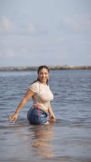 Sophie Alakija Instagram - Always a nice time at home 🥰

🎥: @king_xafe

Skin @hawaiinigeria ✨