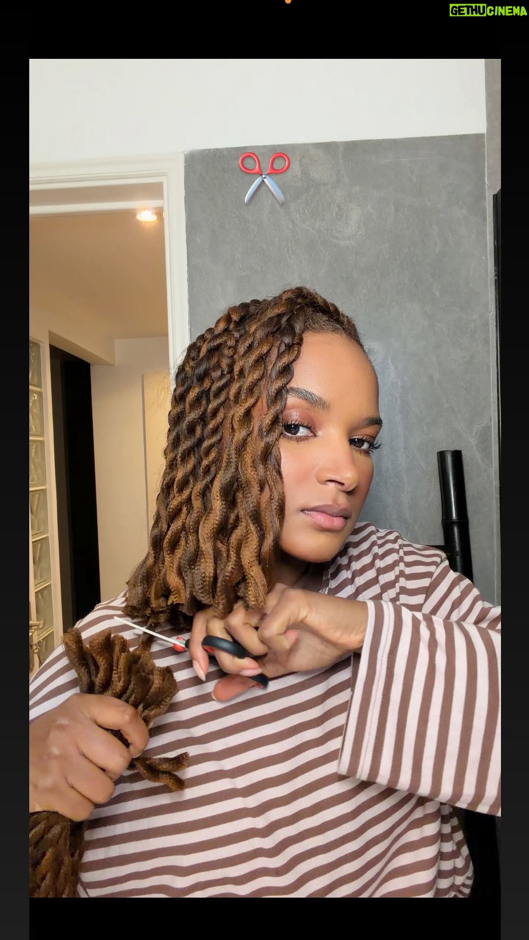 Soraia Tavares - 9.2K Likes - Estava ansiosa por este dia…. 
Mas já já volto às tranças, não me consigo ver sem elas. Se por um lado ajuda na transição capilar (porque não uso tantos produtos e maquinas quentes no cabelo) por outro não durmo tão bem e ainda fico careca por repuxar tanto a parte da frente do cabelo. 😂

ALGUÉM ME AJUDE!!!!!

Alguém por aí que também adora Afrobraids? 

#afrobraids #transiçaocapilar
