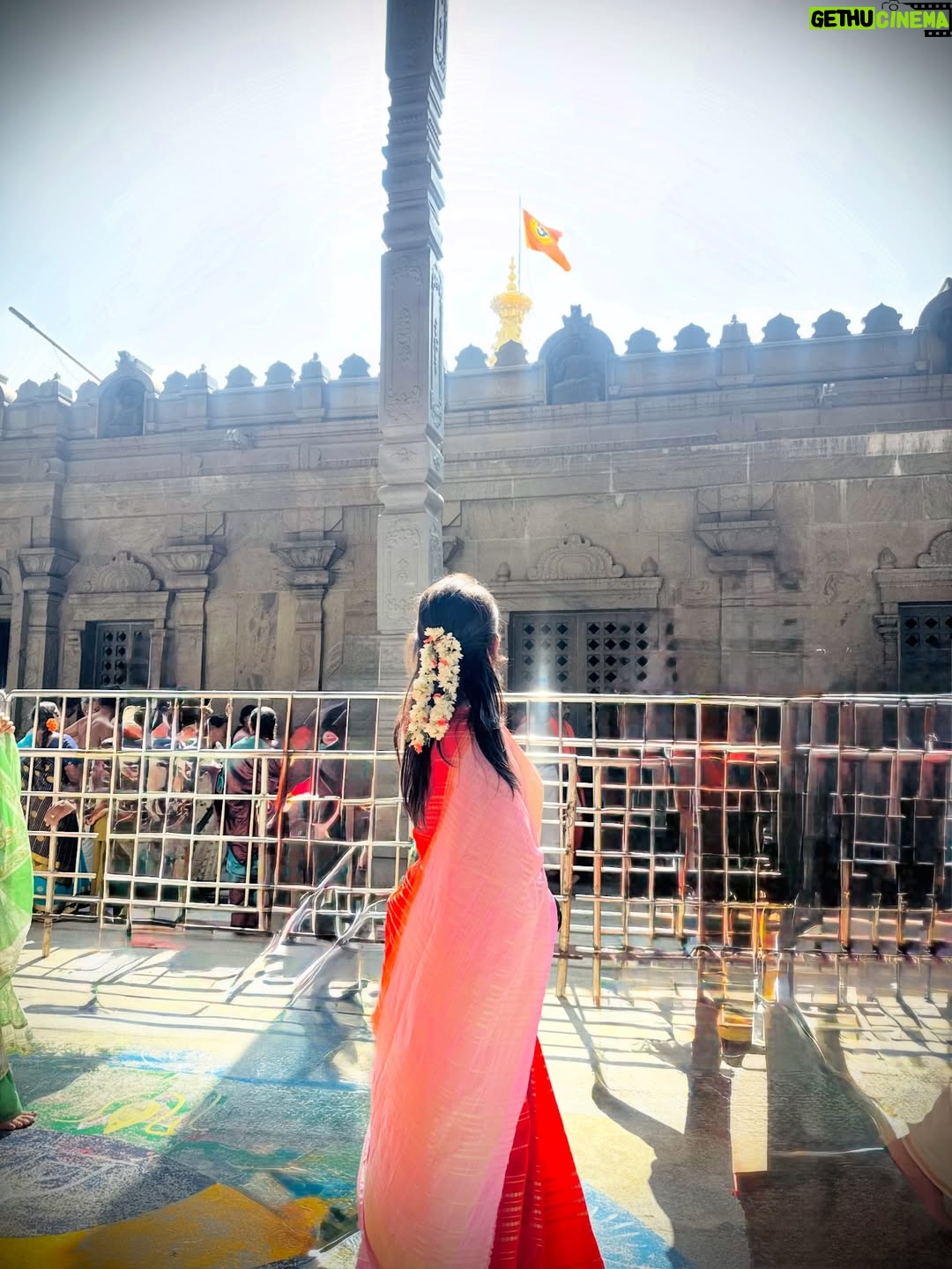 Sowmya Vivek - 4.4K Likes - ರಾಯರೇ🙏🏻🌸🙇🏻‍♀️

#mantralaya #rayaru