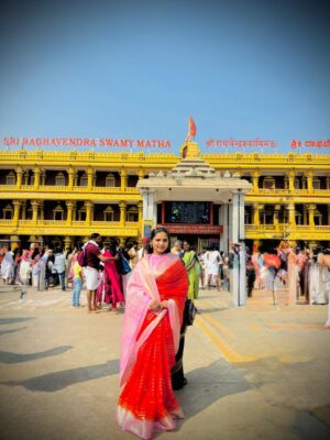 Sowmya Vivek Instagram - Shri guru raghavendraya namaha🙏🏻🌸

#mantralaya 

Saree from :- @naachi.designs