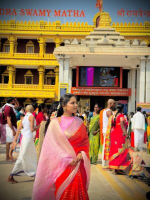 Sowmya Vivek Instagram - Shri guru raghavendraya namaha🙏🏻🌸

#mantralaya 

Saree from :- @naachi.designs