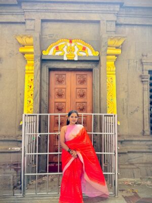 Sowmya Vivek Instagram - Shri guru raghavendraya namaha🙏🏻🌸

#mantralaya 

Saree from :- @naachi.designs