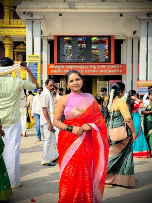 Sowmya Vivek Instagram - Shri guru raghavendraya namaha🙏🏻🌸

#mantralaya 

Saree from :- @naachi.designs
