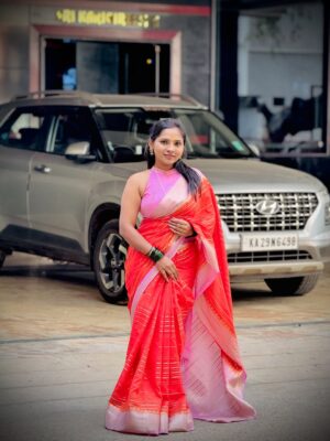 Sowmya Vivek Instagram - Shri guru raghavendraya namaha🙏🏻🌸

#mantralaya 

Saree from :- @naachi.designs