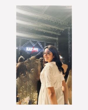 Srijhansi Mungalla Instagram - In that moment, it was just him… my eyes admiring him, and my heart falling for his voice all over again. 🥹♥️
Karthik’s voice didn’t just sing—it healed my mood.
That’s the quiet magic of Karthik’s voice.♥️
.
.
.
#karthik #singerkarthik #concert #karthikconcert #kakinada