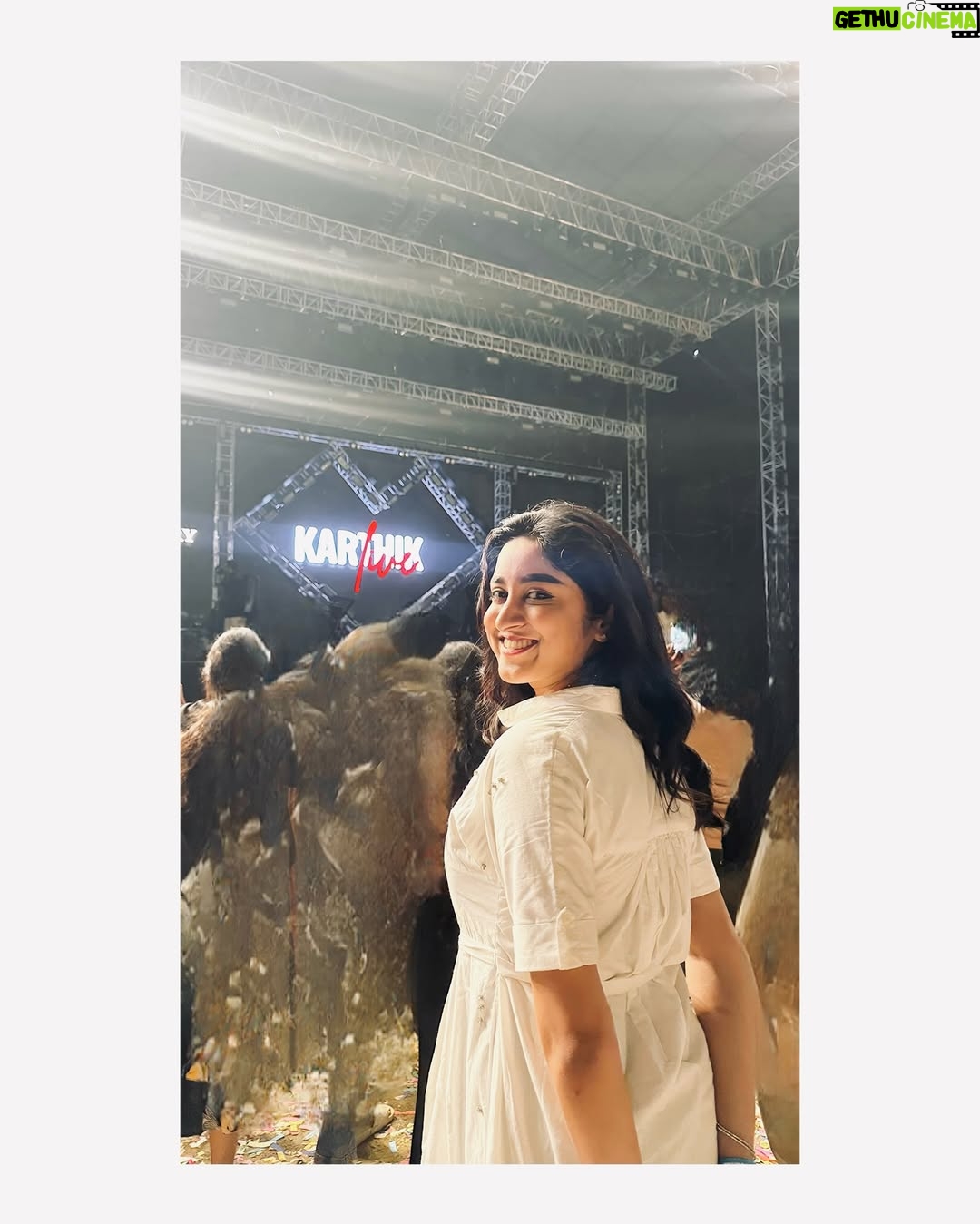 Srijhansi Mungalla - 3.8K Likes - In that moment, it was just him… my eyes admiring him, and my heart falling for his voice all over again. 🥹♥️

Karthik’s voice didn’t just sing—it healed my mood.
That’s the quiet magic of Karthik’s voice.♥️
.
.
.
#karthik #singerkarthik #concert #karthikconcert #kakinada