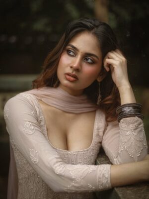 Srushti Bannatti Instagram - 📸 @theoutcastsoul 

 

#potraits #photoshoot
#indianoutfit 

 
Indian look
Traditional wear
Vintage makeup
Inspo
Kurti beige