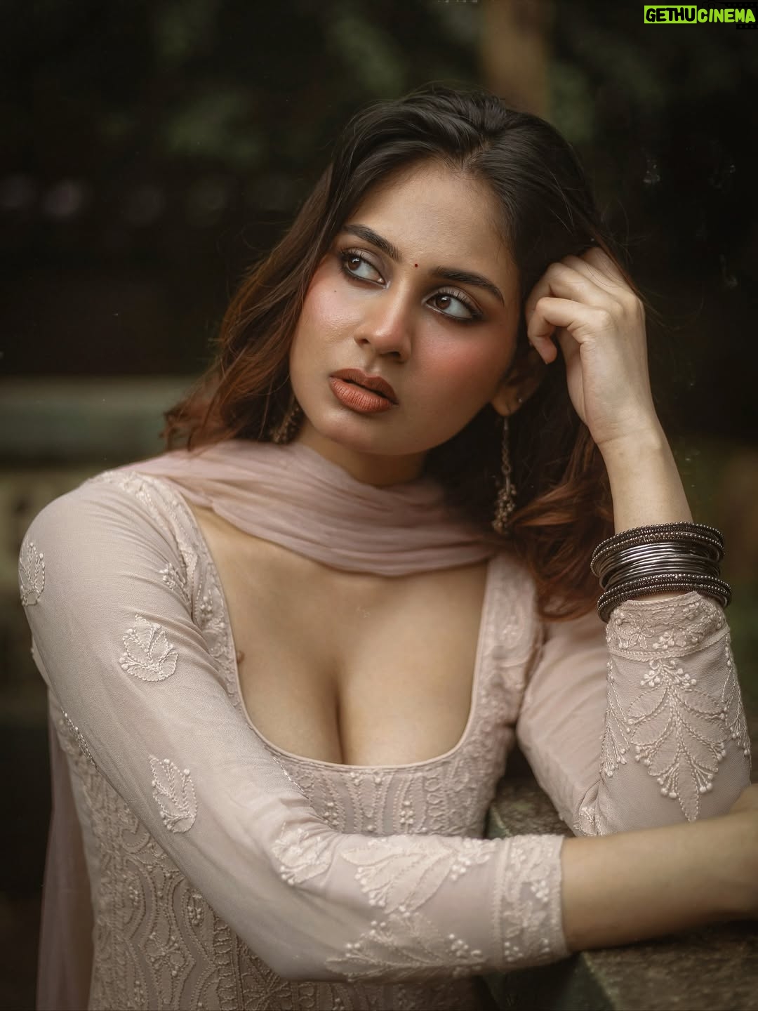 Srushti Bannatti - 39.4K Likes - 📸 @theoutcastsoul 

 

#potraits #photoshoot
#indianoutfit 

 
Indian look
Traditional wear
Vintage makeup
Inspo
Kurti beige