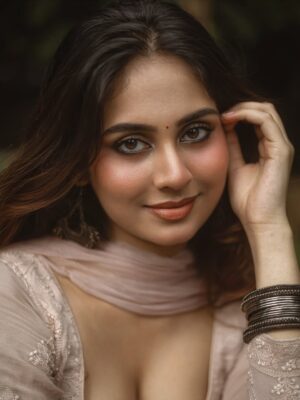 Srushti Bannatti Instagram - 📸 @theoutcastsoul 

 

#potraits #photoshoot
#indianoutfit 

 
Indian look
Traditional wear
Vintage makeup
Inspo
Kurti beige