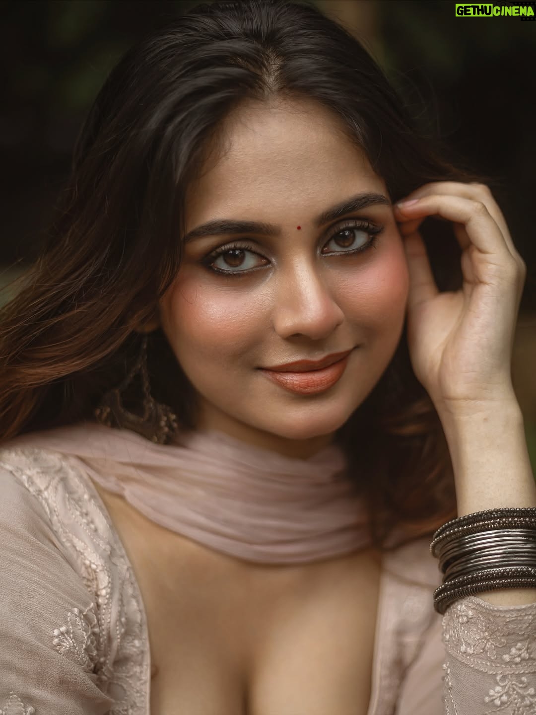 Srushti Bannatti - 39.4K Likes - 📸 @theoutcastsoul 

 

#potraits #photoshoot
#indianoutfit 

 
Indian look
Traditional wear
Vintage makeup
Inspo
Kurti beige