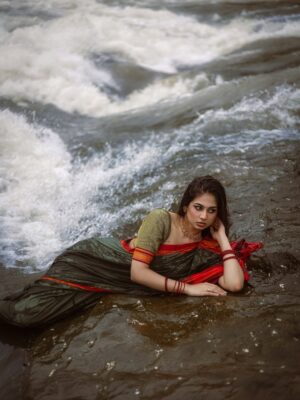 Srushti Bannatti Instagram - I was about to fall here
@theoutcastsoul 

#potraits #photoshoot #saree #monsoons 
 
Indian look
Traditional cotton saree
Monsoon
Rain
Nature
Wet look
Vintage inspo