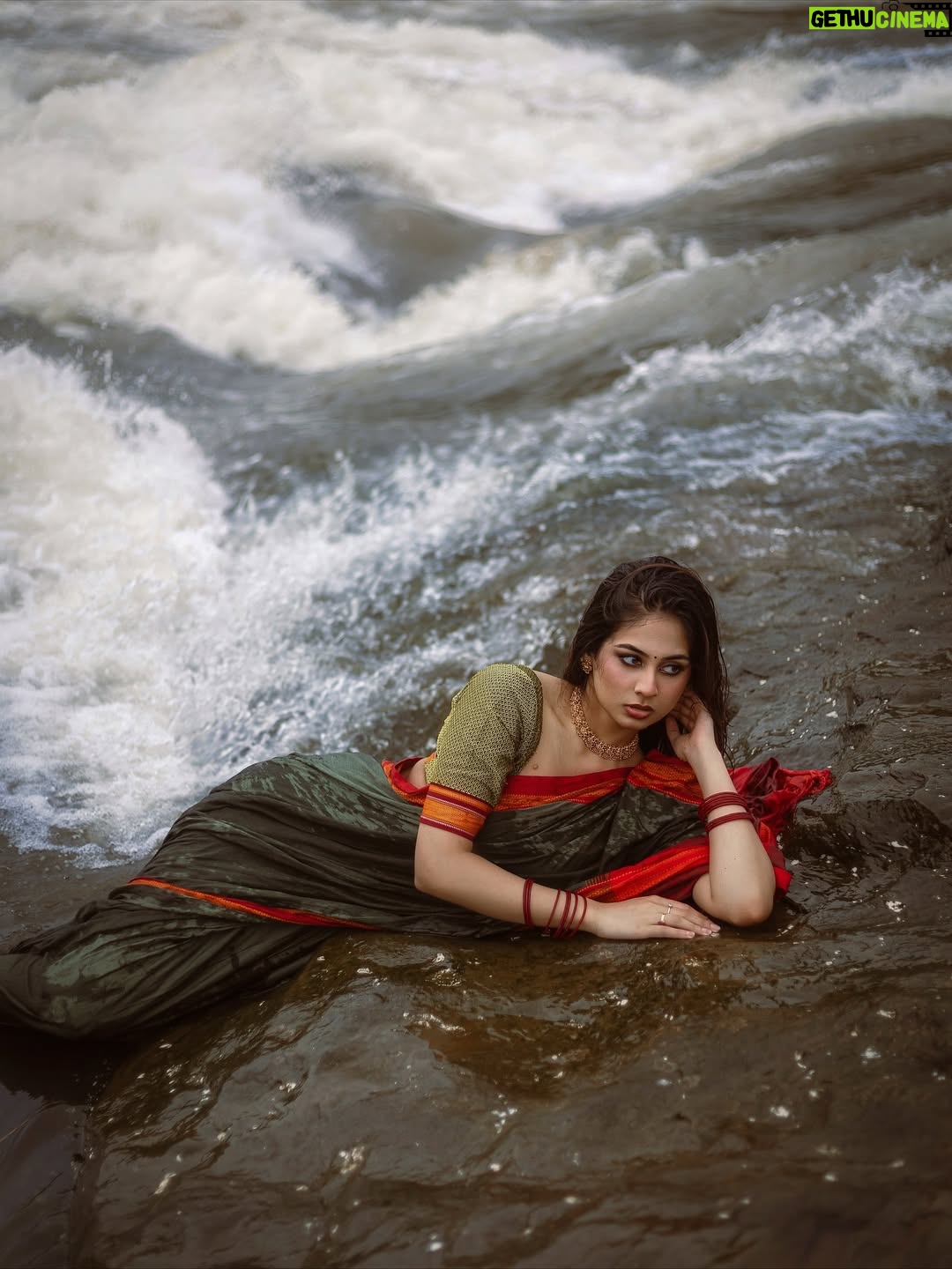 Srushti Bannatti - 21.1K Likes - I was about to fall here
@theoutcastsoul 

#potraits #photoshoot #saree #monsoons 
 
Indian look
Traditional cotton saree
Monsoon
Rain
Nature
Wet look
Vintage inspo