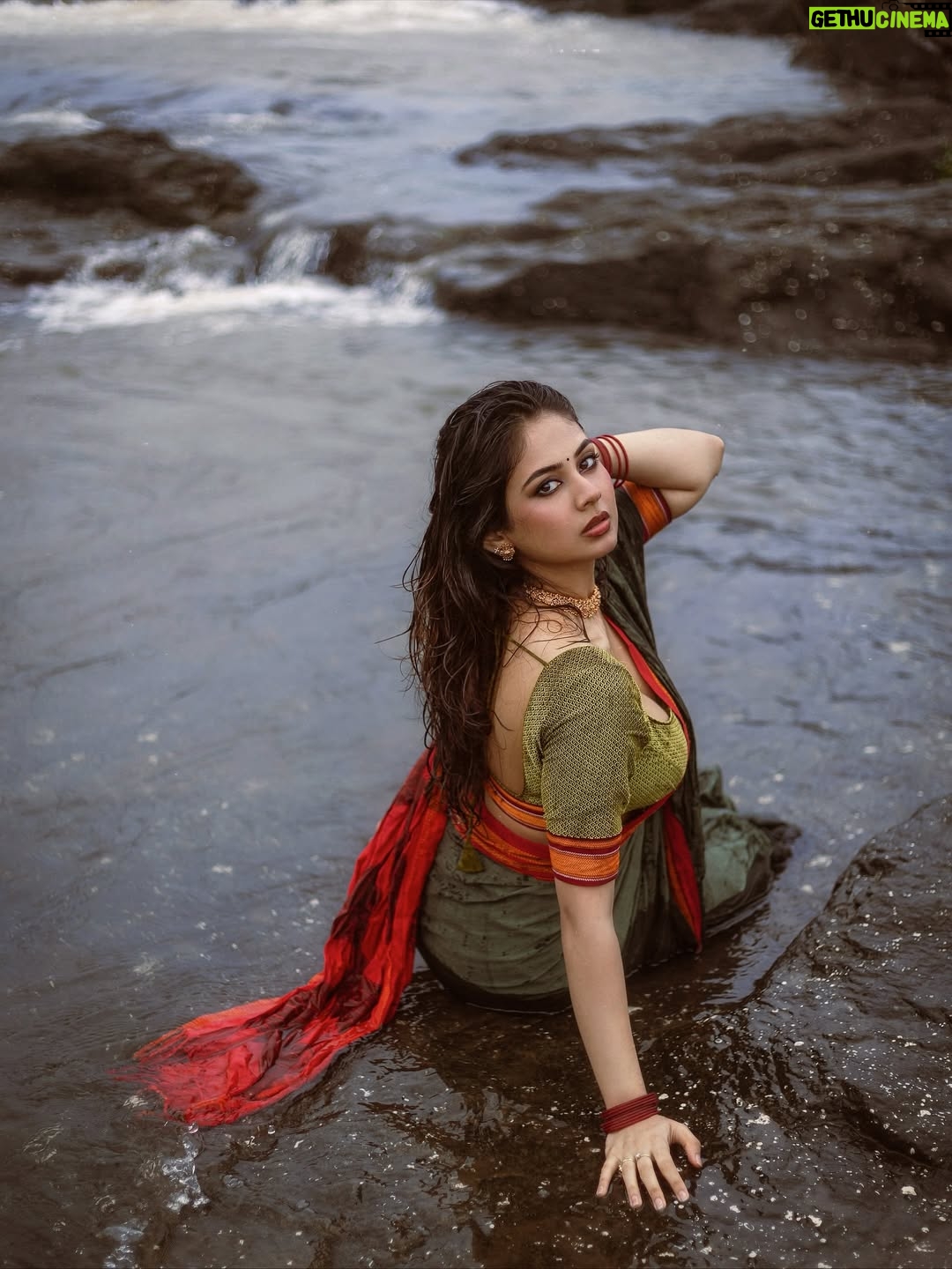 Srushti Bannatti - 21.1K Likes - I was about to fall here
@theoutcastsoul 

#potraits #photoshoot #saree #monsoons 
 
Indian look
Traditional cotton saree
Monsoon
Rain
Nature
Wet look
Vintage inspo