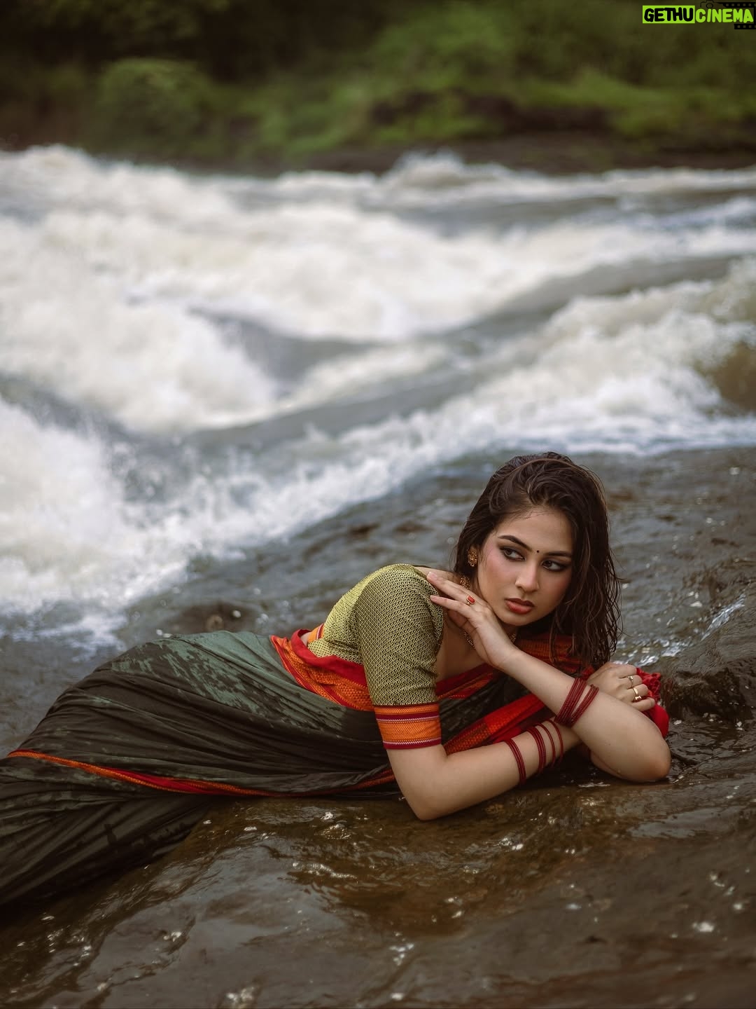 Srushti Bannatti - 21.1K Likes - I was about to fall here
@theoutcastsoul 

#potraits #photoshoot #saree #monsoons 
 
Indian look
Traditional cotton saree
Monsoon
Rain
Nature
Wet look
Vintage inspo
