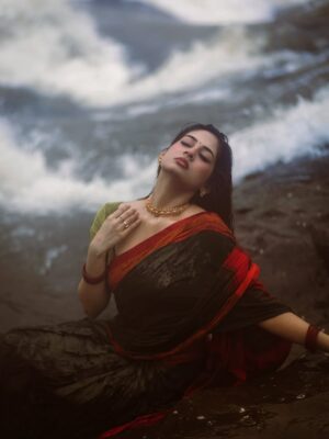 Srushti Bannatti Instagram - I was about to fall here
@theoutcastsoul 

#potraits #photoshoot #saree #monsoons 
 
Indian look
Traditional cotton saree
Monsoon
Rain
Nature
Wet look
Vintage inspo