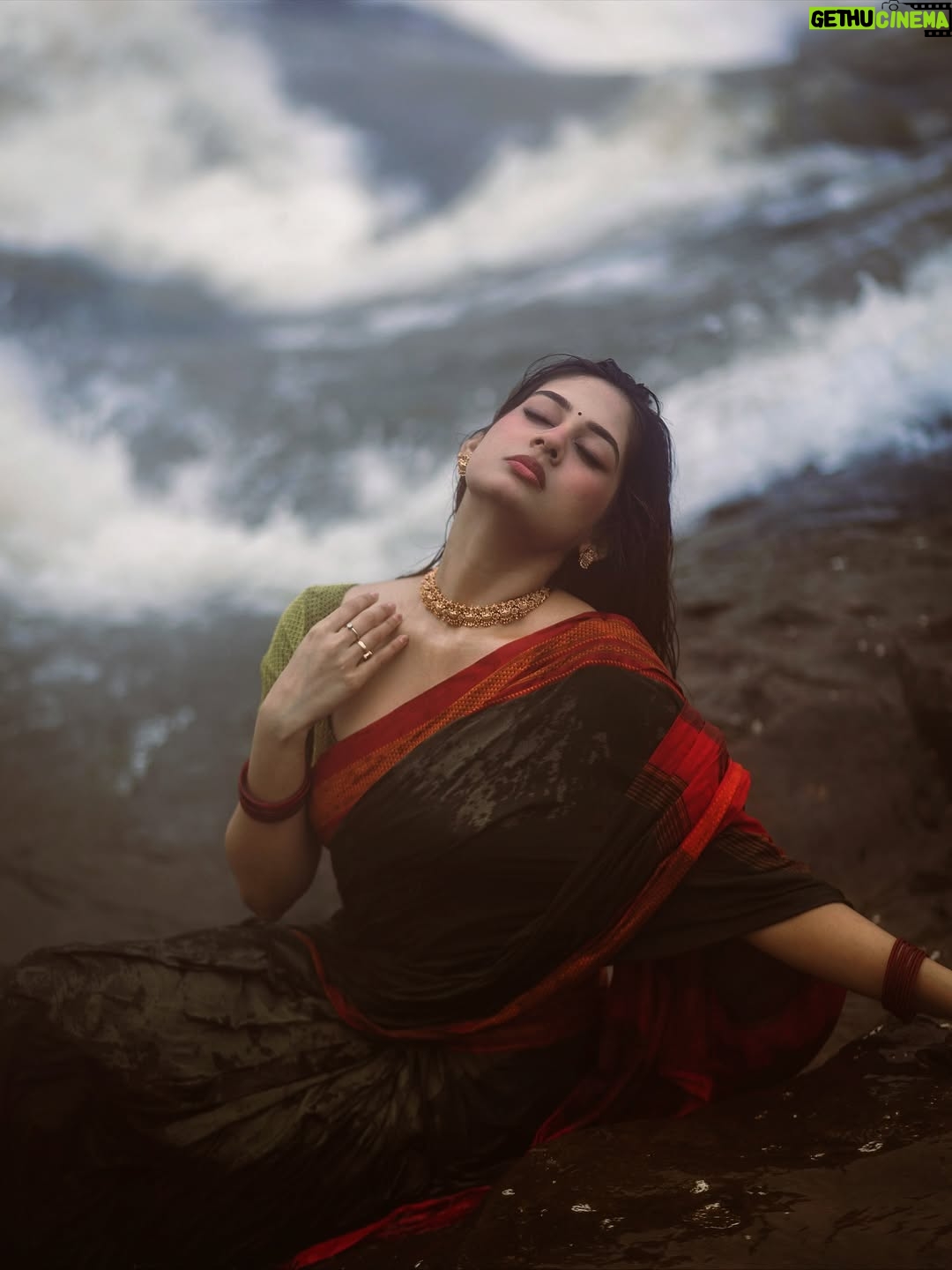 Srushti Bannatti - 21.1K Likes - I was about to fall here
@theoutcastsoul 

#potraits #photoshoot #saree #monsoons 
 
Indian look
Traditional cotton saree
Monsoon
Rain
Nature
Wet look
Vintage inspo