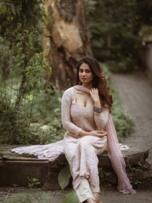Srushti Bannatti Instagram - 📸 @theoutcastsoul 

 

#potraits #photoshoot
#indianoutfit 

 
Indian look
Traditional wear
Vintage makeup
Inspo
Kurti beige