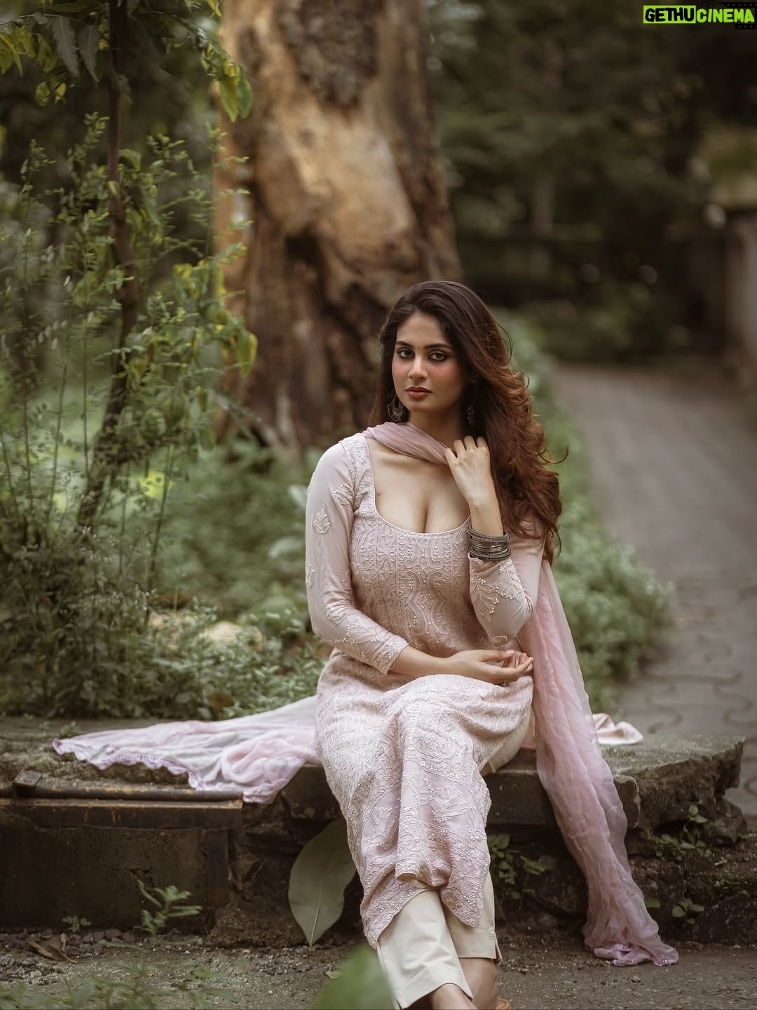 Srushti Bannatti - 39.4K Likes - 📸 @theoutcastsoul 

 

#potraits #photoshoot
#indianoutfit 

 
Indian look
Traditional wear
Vintage makeup
Inspo
Kurti beige