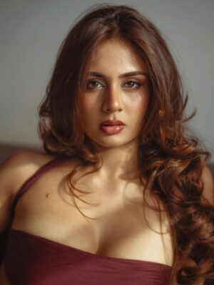 Srushti Bannatti Instagram - 📸 @theoutcastsoul 

#potraits #photoshoot #inspiration #goldenhourphotography 
 
Outfit inspo
cotton scarf 
Indoor shoot
Sunlight 
Golden hour
Satin black skirt
Hair blowout
Vintage Makeup