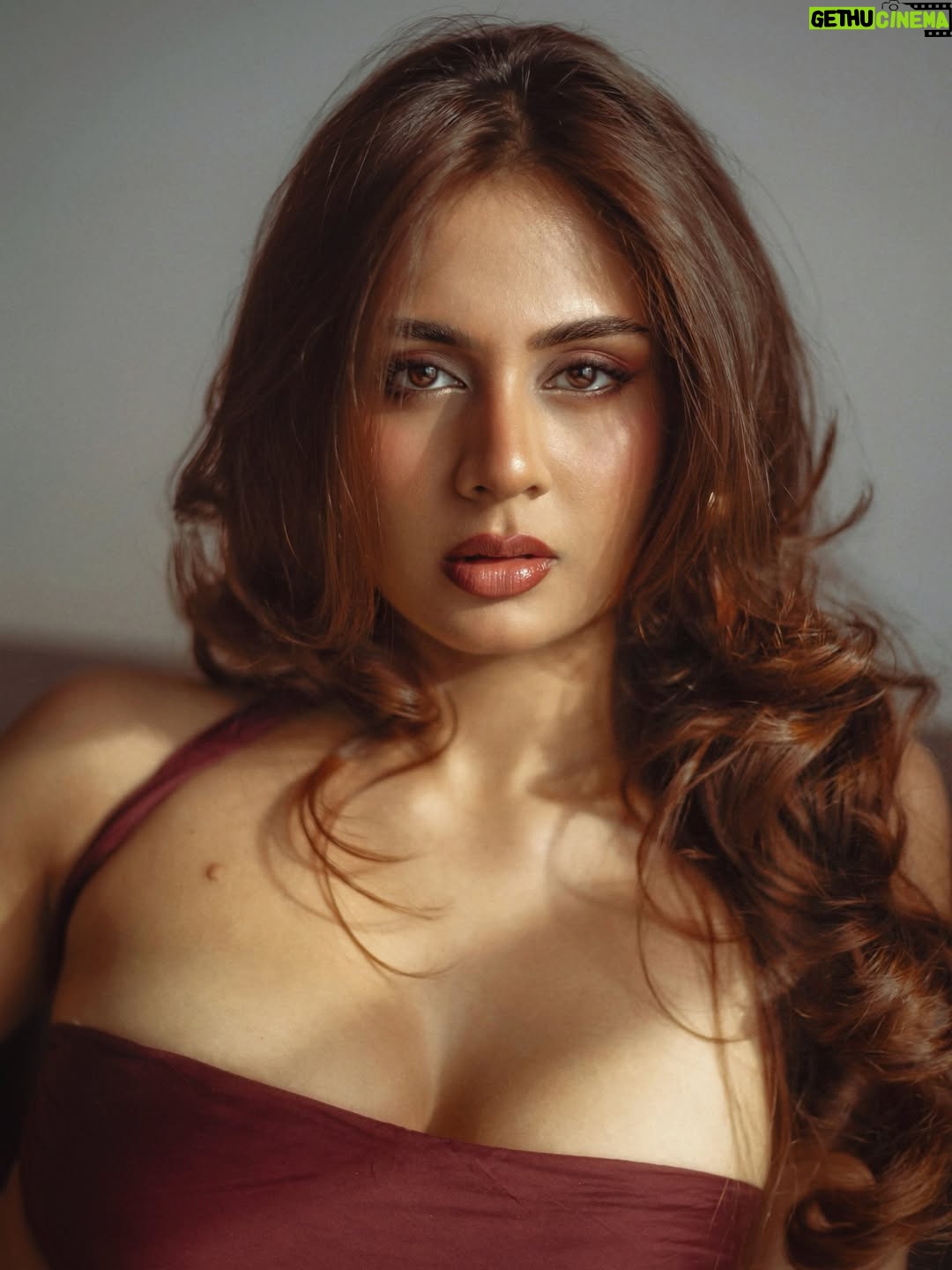Srushti Bannatti - 34.1K Likes - 📸 @theoutcastsoul 

#potraits #photoshoot #inspiration #goldenhourphotography 
 
Outfit inspo
cotton scarf 
Indoor shoot
Sunlight 
Golden hour
Satin black skirt
Hair blowout
Vintage Makeup