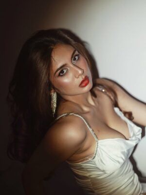 Srushti Bannatti Instagram - 📸 @theoutcastsoul 

#potraits

 #photoshoot #inspiration 
 
Outfit inspo
Indoor shoot
Christmas outfit 
Satin white dress
Hair blowout